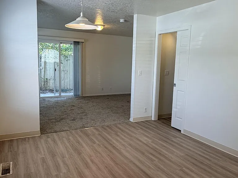 119 E King St — Photo 1