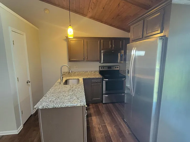 577 El Paseo Pl — Photo 3