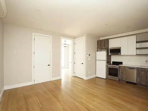 762 E 32nd St #3B, Brooklyn, NY 11210