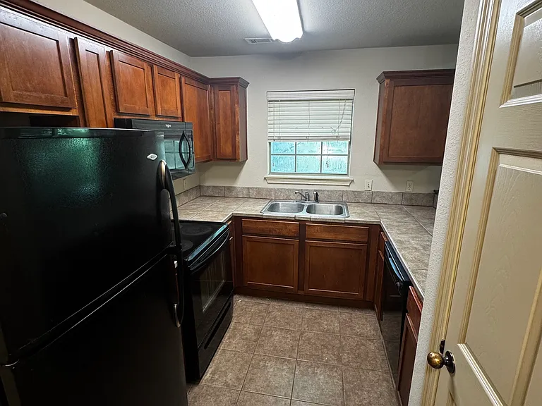 1760 N Chestnut Ave — Photo 5