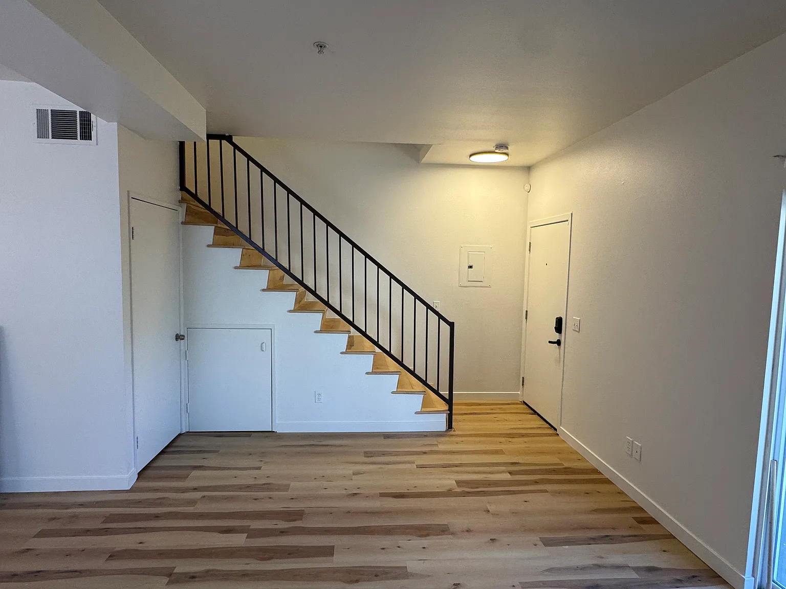 2 bed, 2.5 bath, 1700 sqft, $6,000 — Photo 3