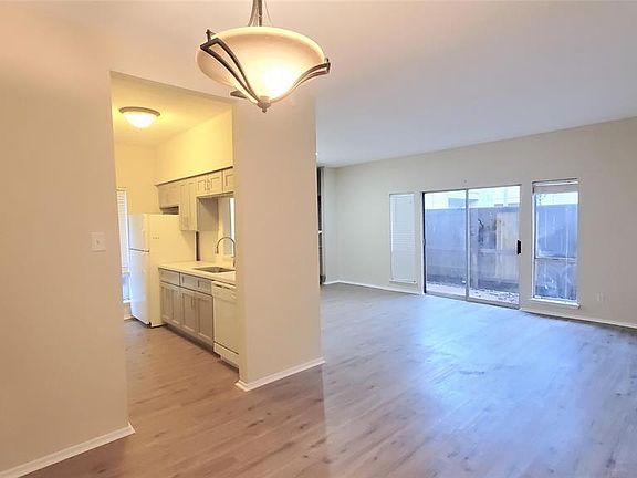 3rd image of 1915 Augusta Dr APT 10