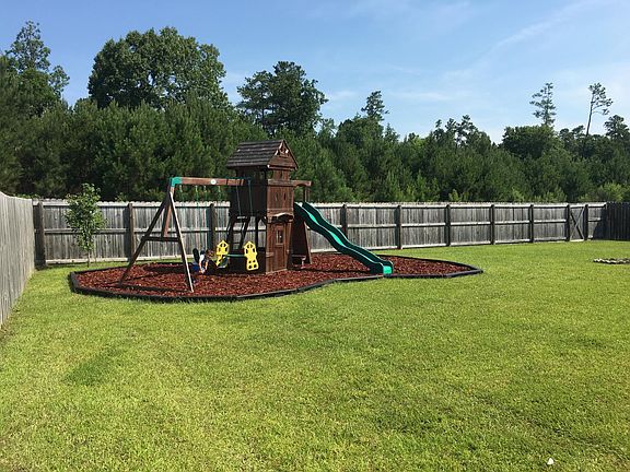 Playground w/ rubber mulch and borders