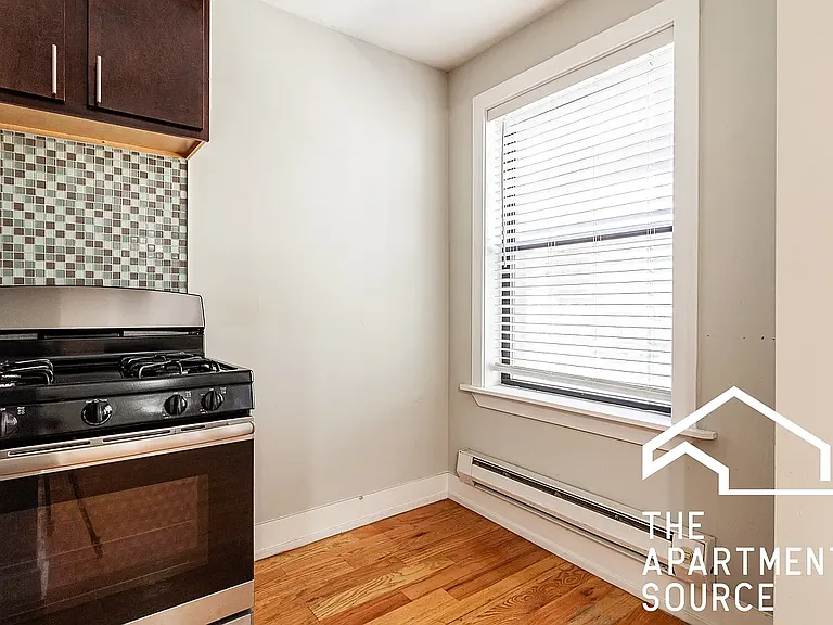 437 W Roscoe St #1 — Photo 3