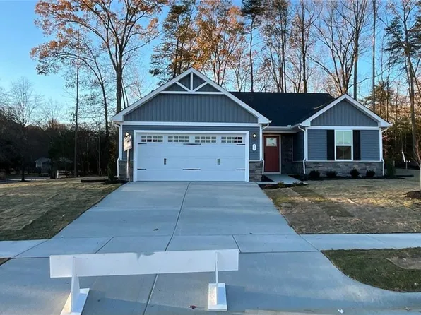 17 Pleasants Ln, Kilmarnock, VA 22482