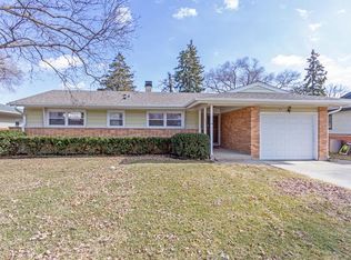 77 Wildwood Rd, Elk Grove Village, IL 60007