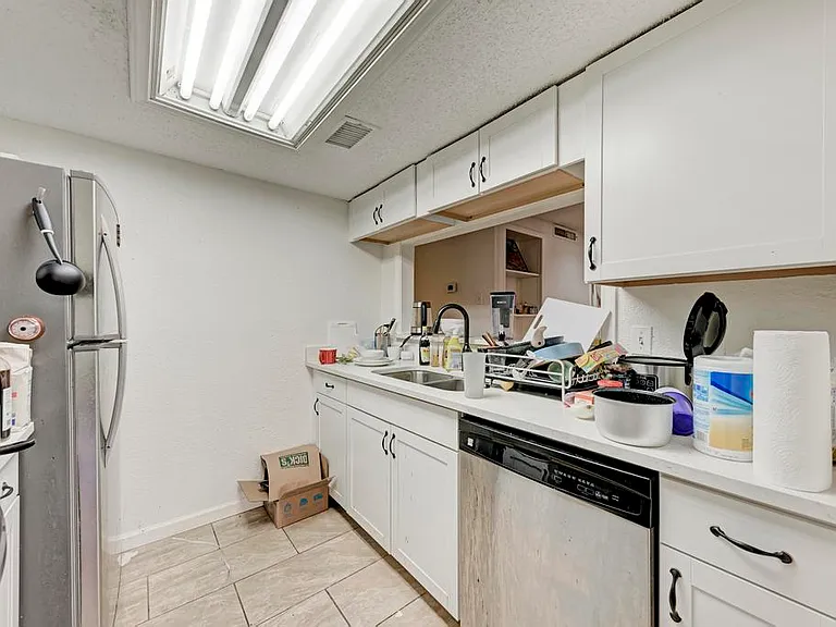 2401 Leon St #300 — Photo 11
