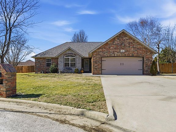 2nd image of 605 Glen Oaks Circle