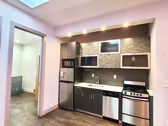 3rd image of 552 Howard Ave #1