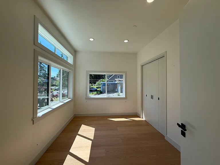Lower level study room / bedroom