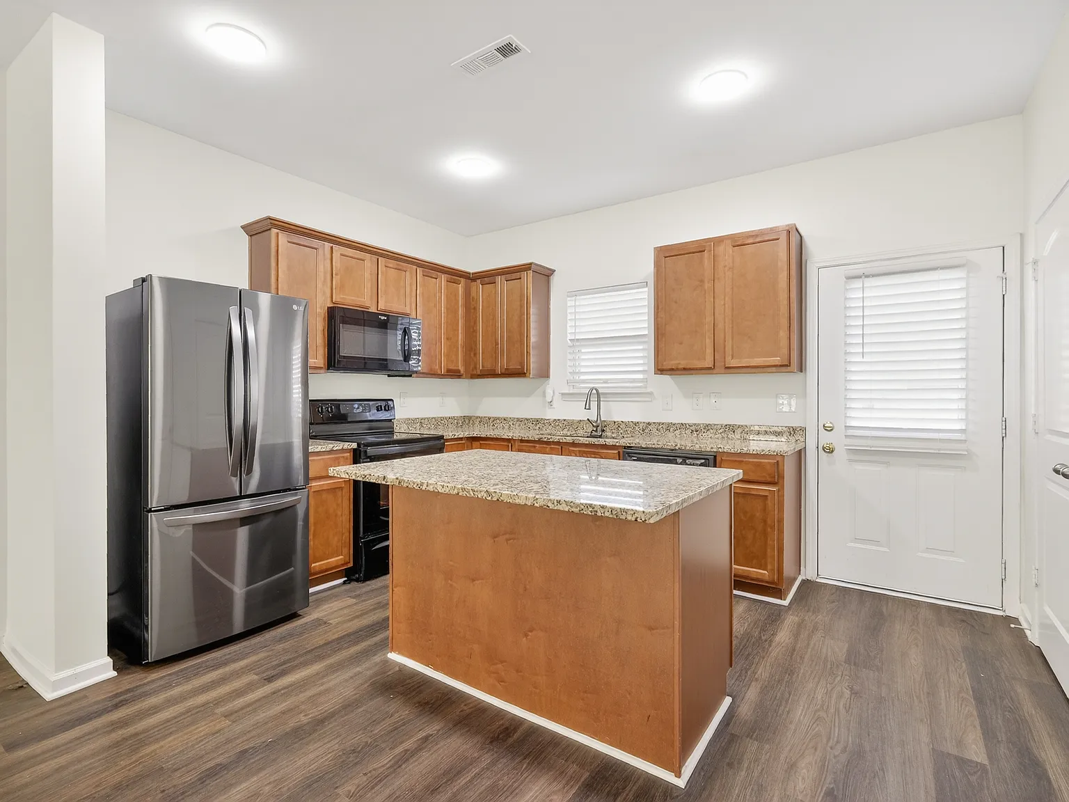 2 bed, 2.5 bath, 1167 sqft, $1,600 — Photo 1