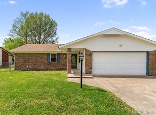 1208 Colonial Dr, Pryor, OK 74361