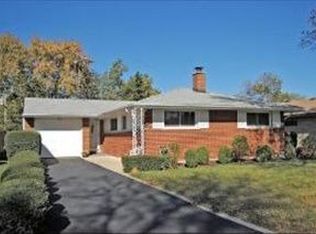 300 Ambleside Rd, Des Plaines, IL 60016