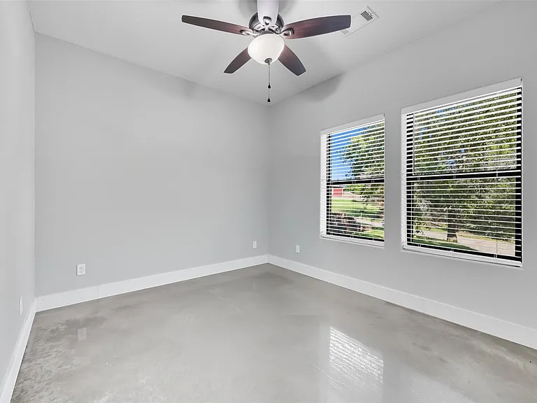 610 E Texas St — Photo 12
