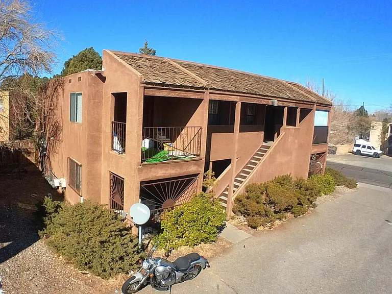 Quality 2 Bed / 1 Bath Apts - Close to I-25, UNM, and KAFB — Photo 1