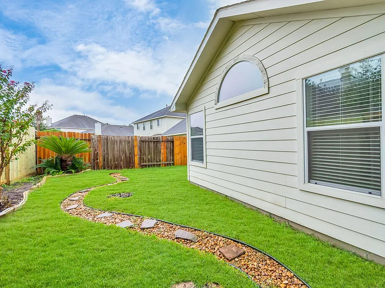 16510 Bluff Springs Dr — Photo 42