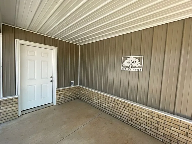 432 E James Dr — Photo 1