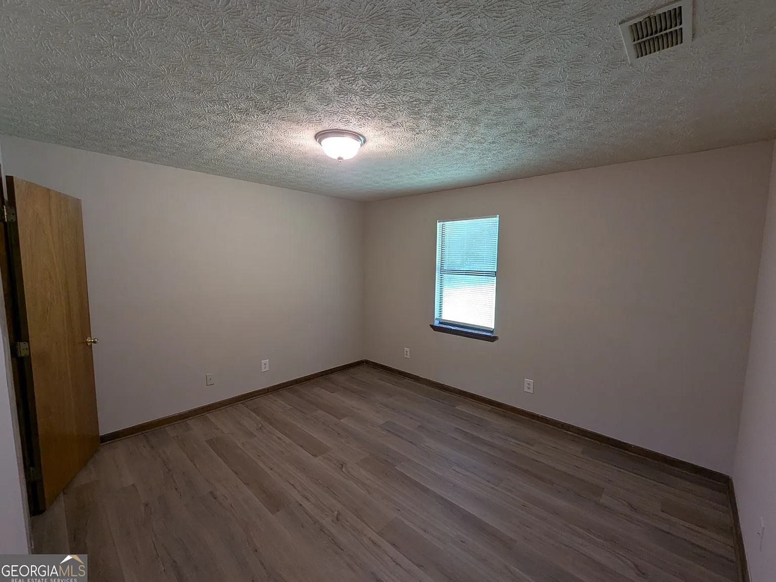 2 bed, 1.0 bath, 881 sqft, $1,100 — Photo 3