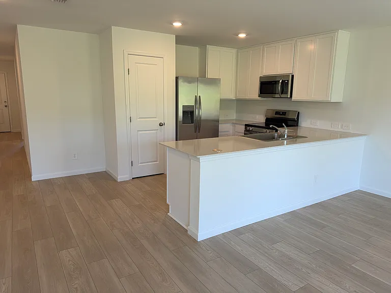 571 Artemis St — Photo 9