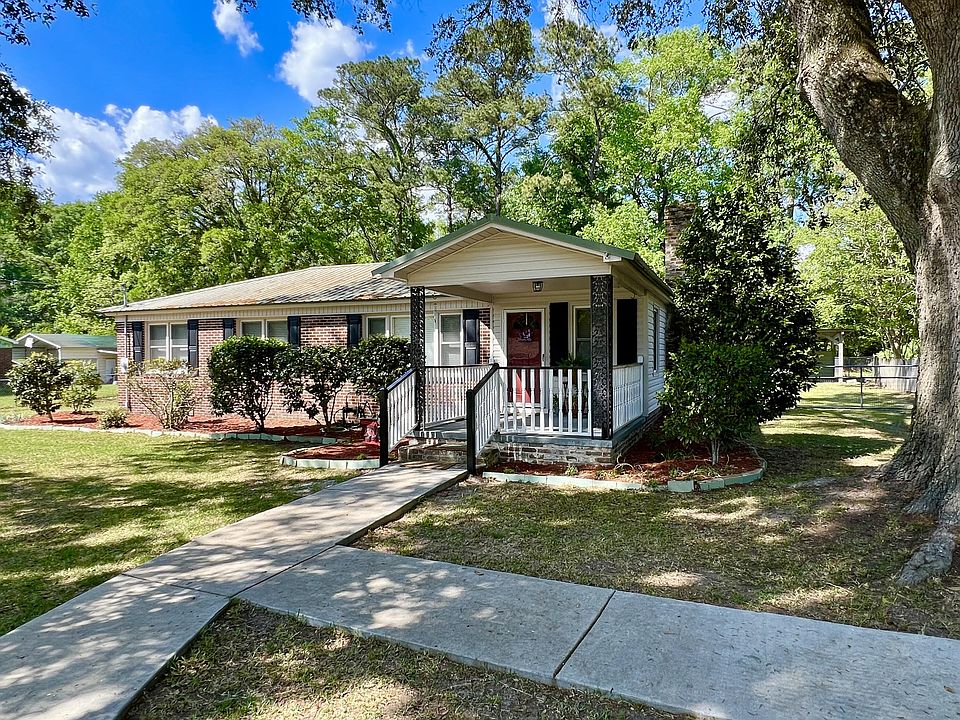 1st image of 150 Parkwood Cir