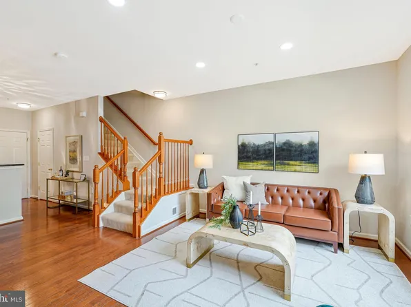 6055 Wicker Ln #127, Centreville, VA 20121