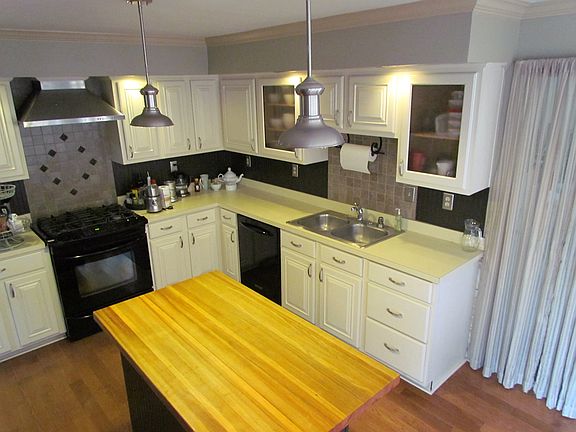 4th image of 228 Old Oaks Ter