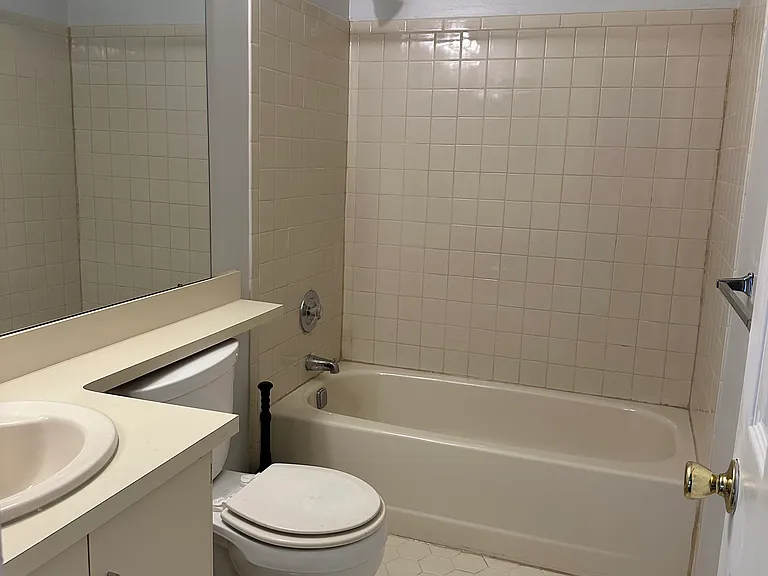 393 Hadleigh Ln #393 — Photo 9
