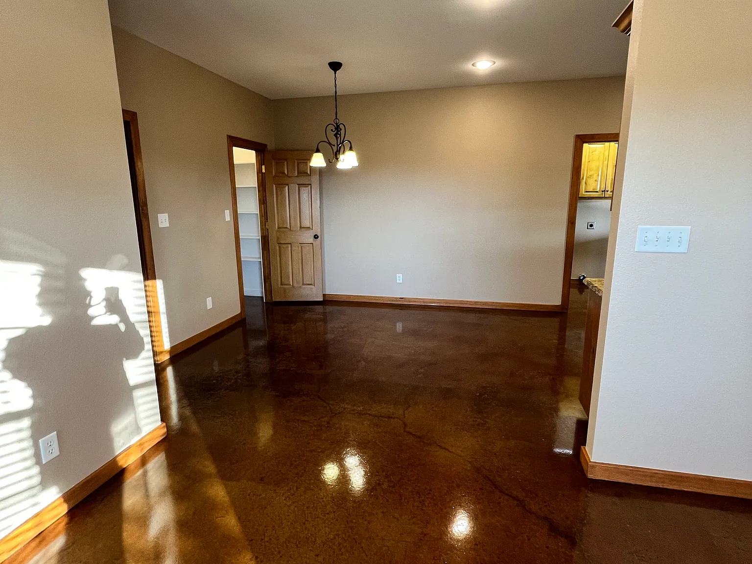 3 bed, 1360 sqft, $1,800 — Photo 2