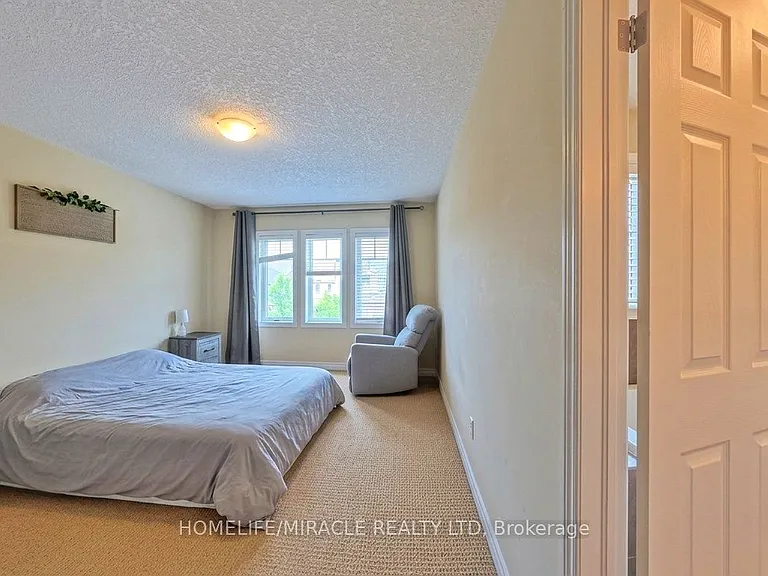 11 Sandybay Ave — Photo 18
