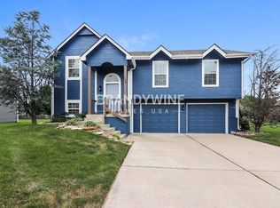 106 W Laredo Trl, Raymore, MO 64083
