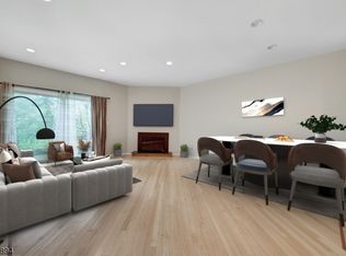 108 Greenwich Ct, Madison, NJ 07940