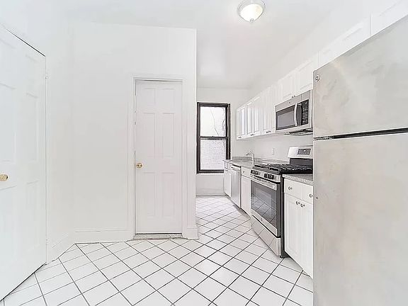 4th image of 224 E 70th St APT 12