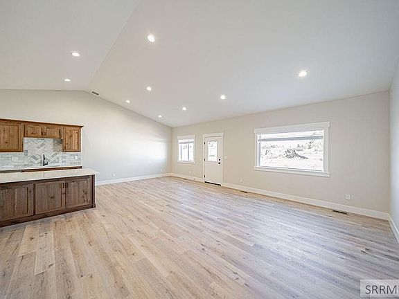5th image of 562 Zions St