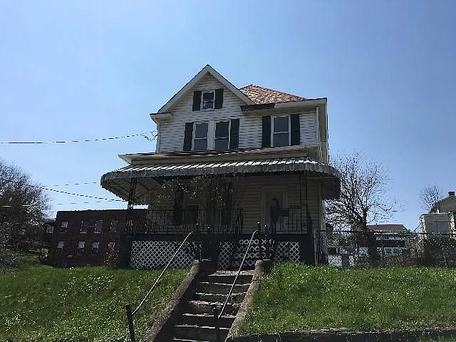 574 Isabella Ave photo 1