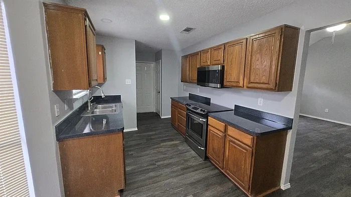 6909 Club Creek Dr — Photo 4