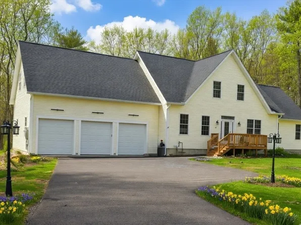 14 Lefevre Dr, Kingston, NH 03848