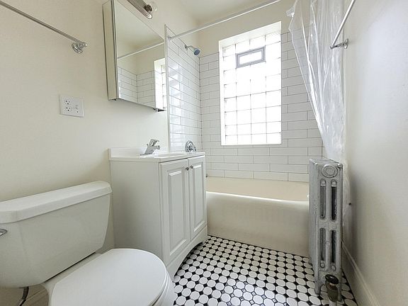 3rd image of 2026 W Berwyn Ave