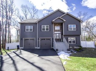 118 Signal Hill Cir, Springfield, MA 01118
