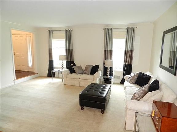 4th image of 8 Cedarwood Cir