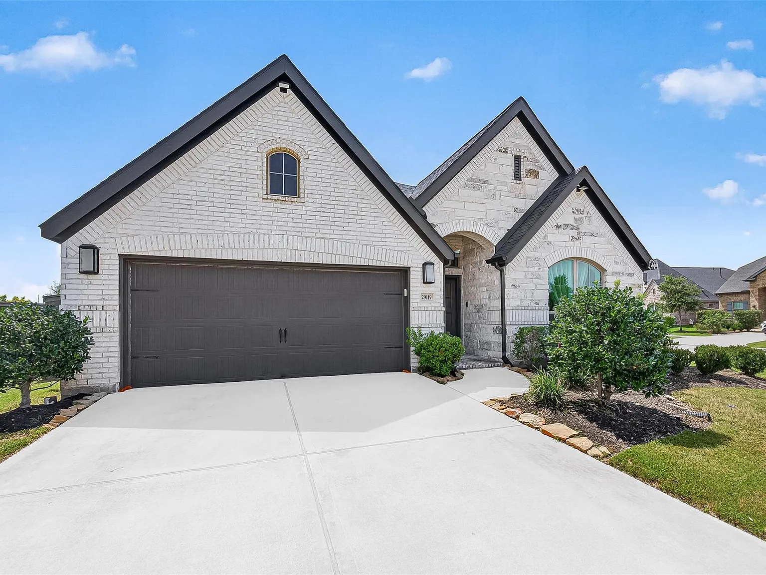 4 bed, 2.5 bath, 2224 sqft, $3,200 — Photo 4