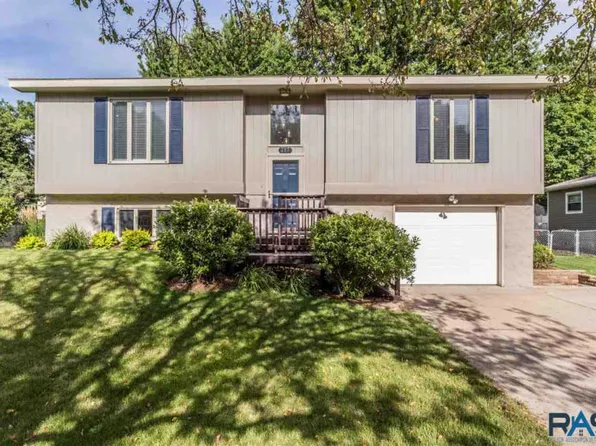 317 Cedar Ave, Brookings, SD 57006