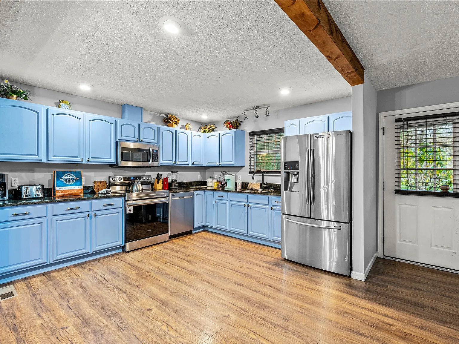 3 bed, 1320 sqft, $3,499 — Photo 2