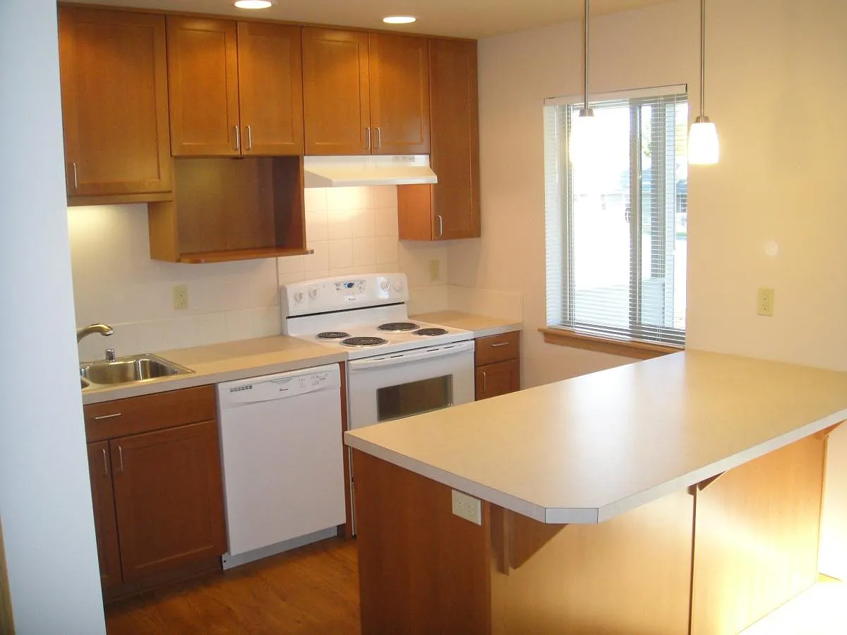 3 bed, 2.5 bath, 1350 sqft, $2,400 — Photo 4
