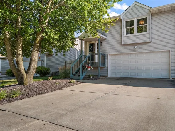 2704 Carrington Ln, Bloomington, IL 61705