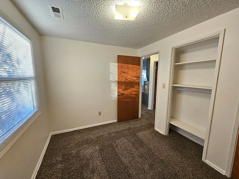 1104-1106 S Grand Dr — Photo 6