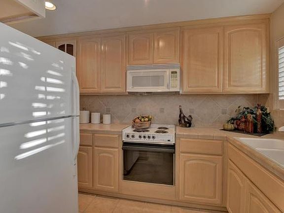 3rd image of 831 Pomeroy Ave Unit 5