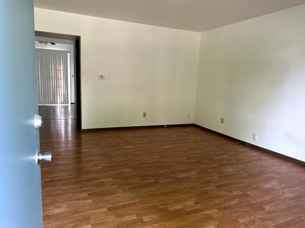 111 Pin Oak Dr APT D, Pekin, IL 61554