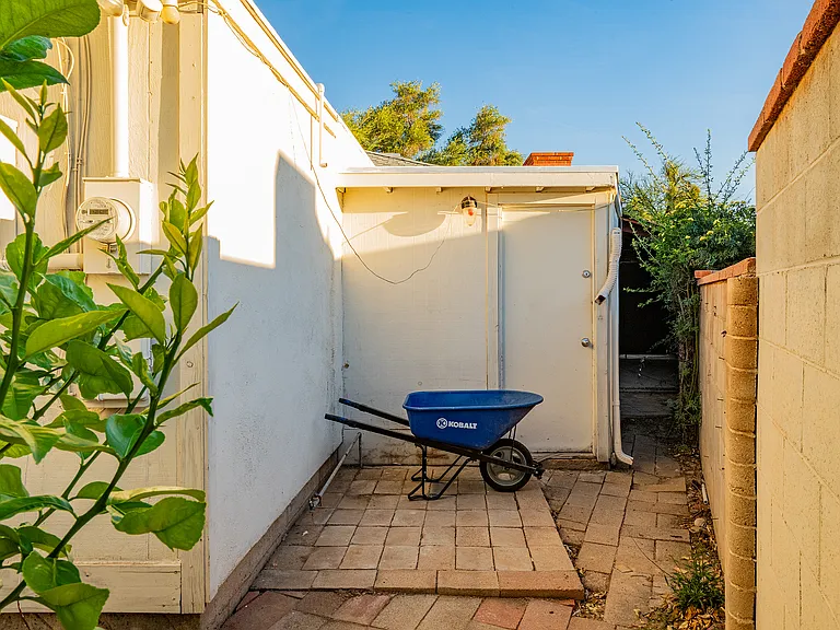 2827 E La Cienega Pl — Photo 34