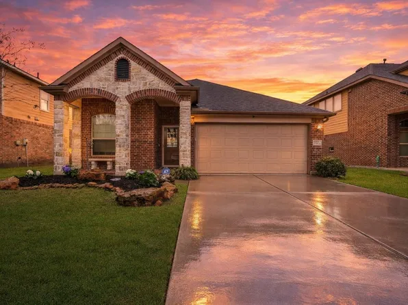 6715 Hunters Trace Ln, Baytown, TX 77521