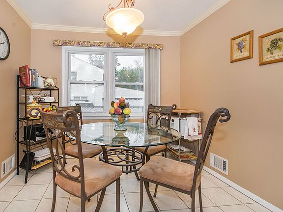5th image of 27 Buckingham Cir
